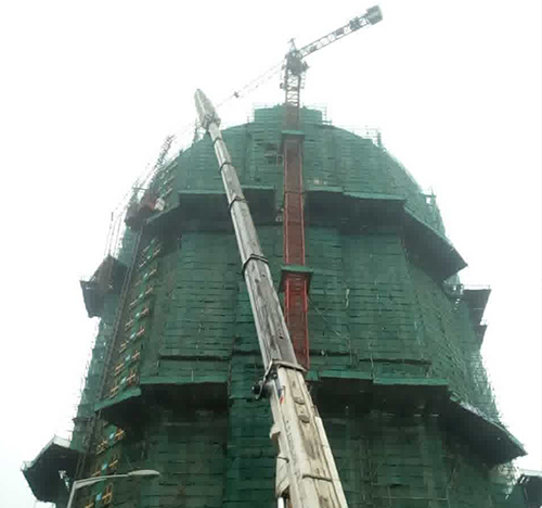 高青吊车在工地上作业